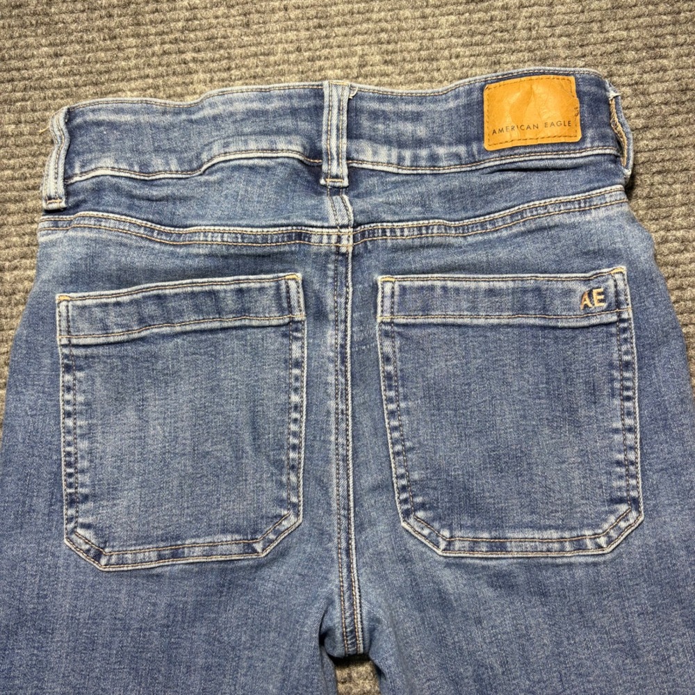American Eagle Super Hi-Rise Flare Jeans Blue 4 Short Patch Pocket Detail - Picture 10 of 10